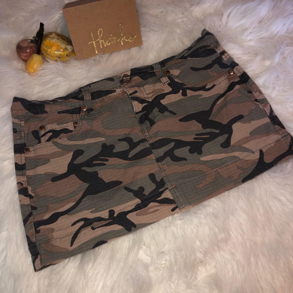 👑 Mossimo Camo Skirt